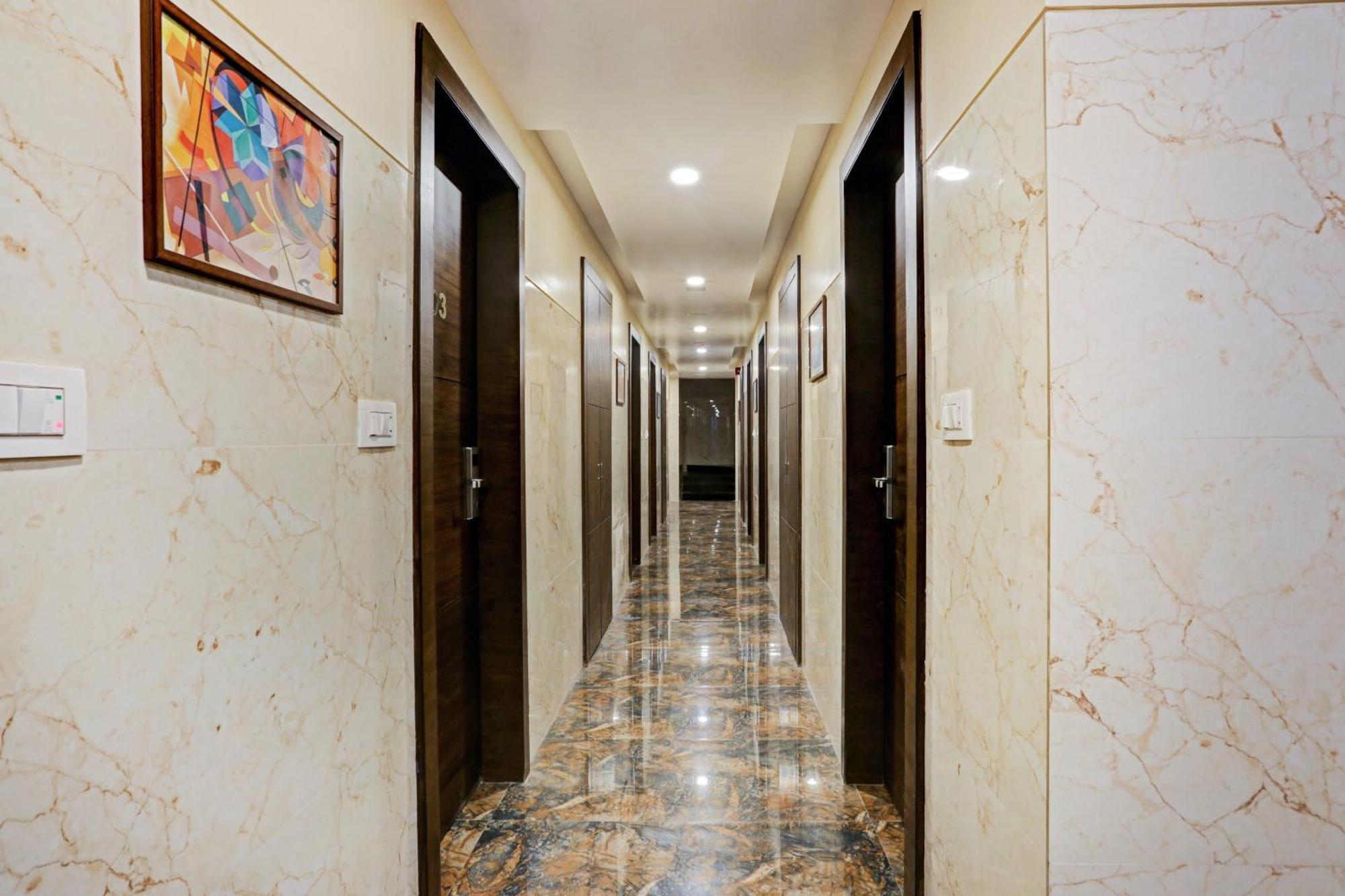 Capital O 80951 Hotel Vertigo Suite ムンバイ エクステリア 写真