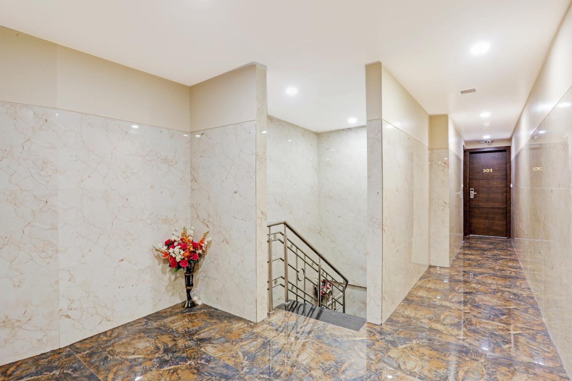 Capital O 80951 Hotel Vertigo Suite ムンバイ エクステリア 写真