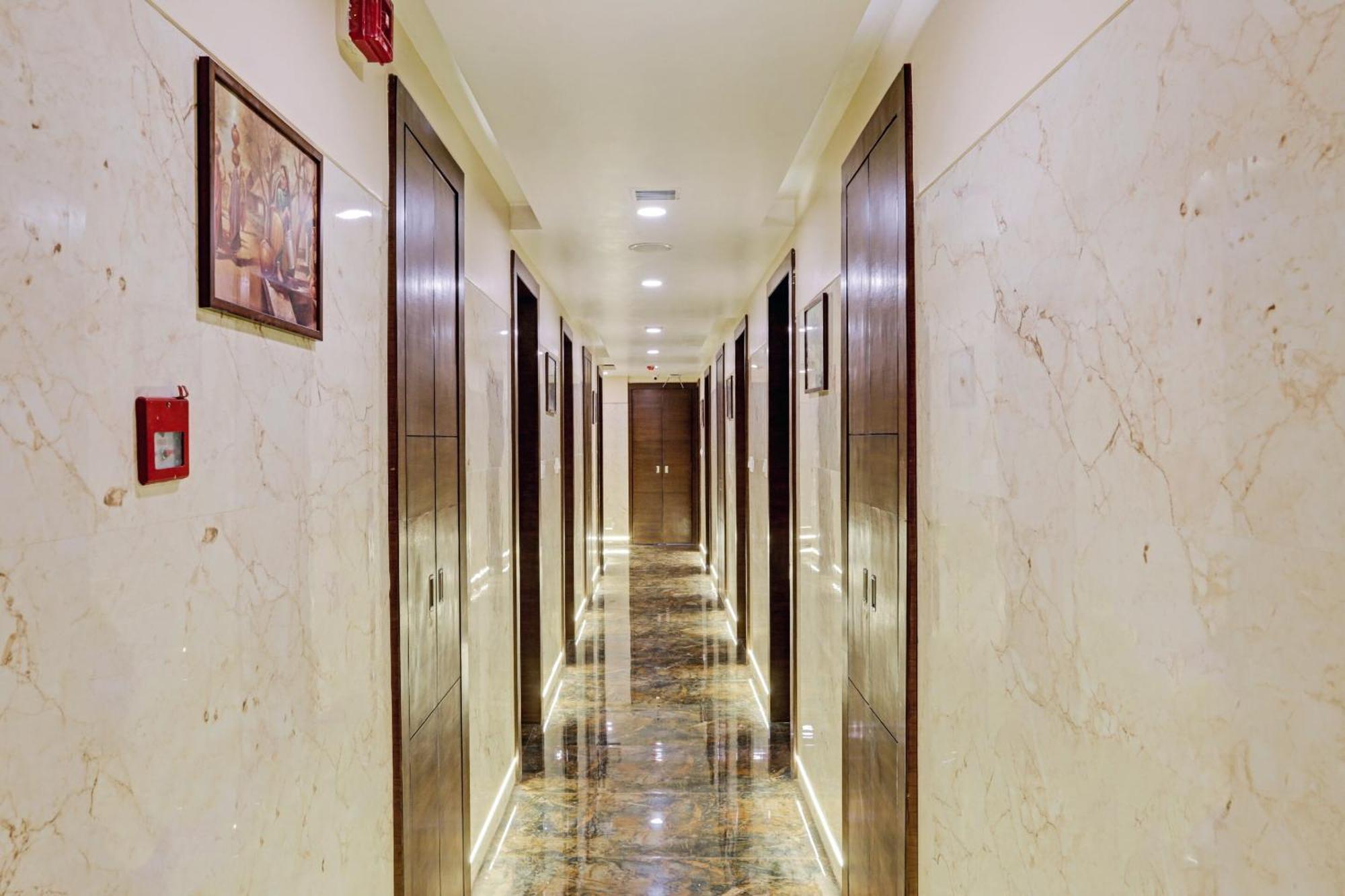 Capital O 80951 Hotel Vertigo Suite ムンバイ エクステリア 写真