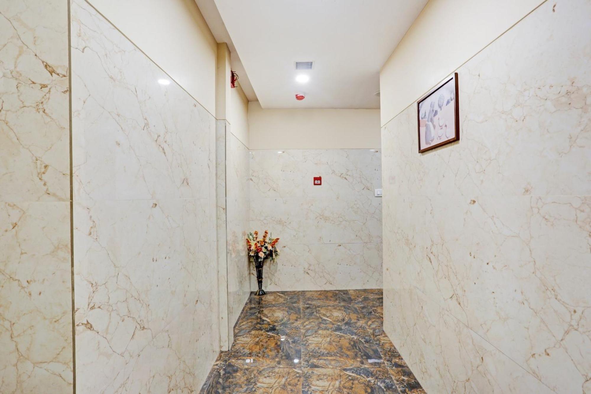 Capital O 80951 Hotel Vertigo Suite ムンバイ エクステリア 写真